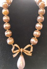 Antigo Grande Colar de Pérolas de Filigrana Falsa Assinado ARTESANATO Tom de Ouro Rosa Arco de Strass comprar usado Antigo Grande Colar de Pérolas de Filigrana Falsa Assinado ARTESANATO Tom de Ouro Rosa Arco de Strass comprar usado  Enviando para Brazil