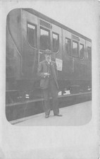 CPA VERITABLE CARTE PHOTO D'UN INTERIEUR DE GARE ECRIS SUR LE WAGON TRAIN POUR L d'occasion  Claira