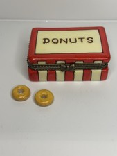Usado, RARO Vintage Conexões Diretas Caixa de Bugigangas Dobradiças de Porcelana - CAIXA DE DONUTS comprar usado Usado, RARO Vintage Conexões Diretas Caixa de Bugigangas Dobradiças de Porcelana - CAIXA DE DONUTS comprar usado  Enviando para Brazil