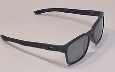 Óculos de sol Oakley Catalyst OO9272-09 preto lentes polarizadas arranhadas 55▪�17 144, usado comprar usado  Enviando para Brazil