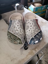 Crocs Bandana Tamanco Paisley Multicolorido Sandálias Slip On EUA Masculino 10 Feminino 12, usado comprar usado  Enviando para Brazil