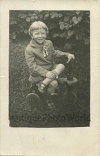 Foto antiga de criança sorridente com bicicleta triciclo de madeira comprar usado  Enviando para Brazil