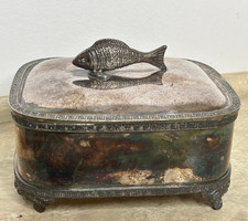 Antiga caixa de sardinha com pés de placa de prata com acabamento de peixe e padrão de borda de chave grega comprar usado Antiga caixa de sardinha com pés de placa de prata com acabamento de peixe e padrão de borda de chave grega comprar usado  Enviando para Brazil