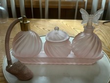 Usado, CONJUNTO DE PENTEADEIRA VINTAGE ROSA VIDRO FOSCO BORBOLETA REDEMOINHO QUATRO PEÇAS VER INFO comprar usado  Enviando para Brazil