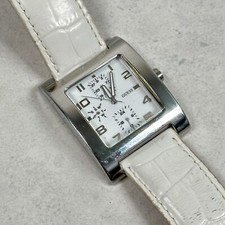 Relógio Guess 35mm data dia quadrado tom prata mostrador branco pulseira quartzo nova bateria comprar usado Relógio Guess 35mm data dia quadrado tom prata mostrador branco pulseira quartzo nova bateria comprar usado  Enviando para Brazil