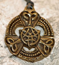 Amulette laiton triskel d'occasion Amulette laiton triskel d'occasion  Expédié en France
