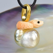 Usado, Pingente de pérola cobra em um mar do sul esculpido concha de damasco Vermeil esterlina 12,59 g comprar usado  Enviando para Brazil