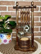 Conjunto de ferramentas vintage de madeira para coquetéis meados do século com suporte de exibição e porta-copos, usado comprar usado  Enviando para Brazil