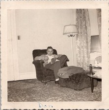 Foto vintage P&B 1952 homem marido pai cadeira casa sala família retrô MCM comprar usado  Enviando para Brazil
