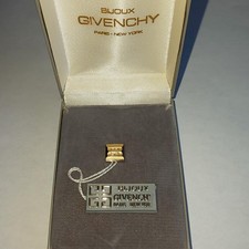Givenchy spilla quadrata usato Givenchy spilla quadrata usato  Spedire a Italy