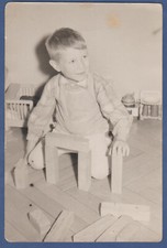 Lindo menino brincando com brinquedos de madeira em um jardim de infância, foto vintage comprar usado  Enviando para Brazil
