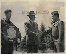 1946 Press Photo David E. Mortimore e outros, vencedor da competição de rifle comprar usado  Enviando para Brazil