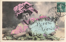 Femme elegante souriante d'occasion  Vasles