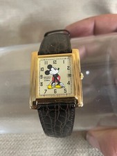 Usado, Relógio de pulso Disney Lorus vintage quadrado dourado rosto Mickey braços movimento funciona comprar usado  Enviando para Brazil