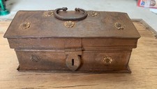Usado, Antiga caixa de ferro indiana antiga artesanal bronze flor ajustada em forma de cabana joias comprar usado  Enviando para Brazil