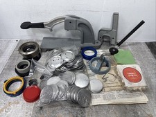 Badge-a-Minit Banco e Pressão Manual e Conjuntos de Anéis de Montagem e Kit de Fabricação de Botões 2 1/4", usado comprar usado  Enviando para Brazil