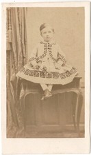 Child girl sitting d'occasion  Expédié en Belgium