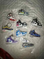 Portachiavi mini sneakers usato  Avezzano