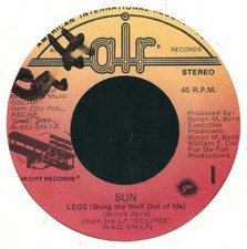 Disco 45 RPM Sun – Legs (Bring The Wolf Out Of Me) // True Love comprar usado  Enviando para Brazil