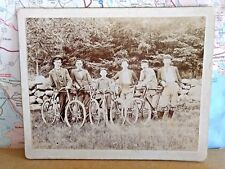 Foto de bicicleta en blanco y negro años 1890 - 1920 con hombres en pared de piedra. Montado vintage segunda mano  Embacar hacia Argentina