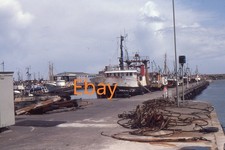 Slide 35mm - Barcos de pesca no cais, Lowestoft, 1981, usado comprar usado  Enviando para Brazil