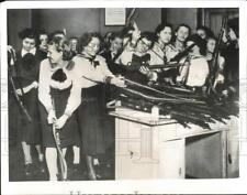 Usado, 1939 Press Photo Estudantes em uma escola húngara selecionando seus rifles, Budapeste comprar usado  Enviando para Brazil