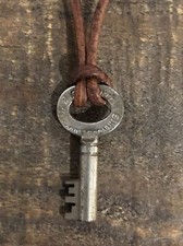 Colar chave antigo vintage Abercrombie & Fitch esqueleto de couro desgastado, usado comprar usado  Enviando para Brazil