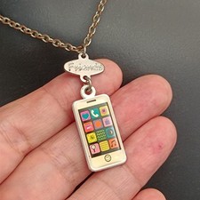 Colar pingente antigo de celular antigo Y2K tecnologia AMIGOS etiqueta tom prata pop comprar usado  Enviando para Brazil
