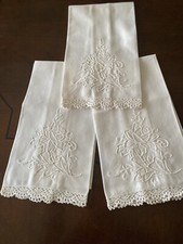Vintage 3 Bonitas TOALHAS de Algodão Branco com Acabamento de Bordado e Crochê 13" X 19" comprar usado  Enviando para Brazil