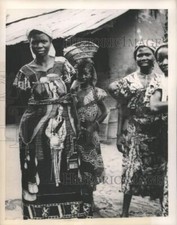 1954 Press Photo mulheres do Congo Belga mostram seu retrato guarda-roupas adornados comprar usado  Enviando para Brazil