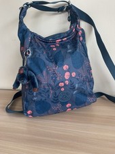 Bolsa de ombro Kipling Doran média conversível para mochila azul e rosa floral comprar usado Bolsa de ombro Kipling Doran média conversível para mochila azul e rosa floral comprar usado  Enviando para Brazil