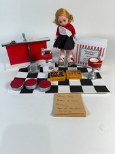 Patins, acessórios para bonecas Madame Alexander Carhop Diner Daze 7,5" de altura comprar usado  Enviando para Brazil