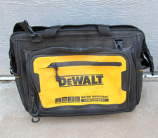 Usado, Bolsa de ferramentas DeWalt com compartimento resistente à água 16 x 11 x 10 alça de ombro comprar usado  Enviando para Brazil