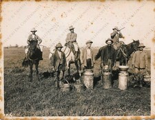 1934 LATINA Butteri bufalari dopo mungitura bufale Fotografia Frollini comprar usado 1934 LATINA Butteri bufalari dopo mungitura bufale Fotografia Frollini comprar usado  Enviando para Brazil