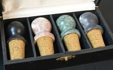 JUEGO VINTAGE DE 4 tapones de botella de vino tallados con cabeza de mármol y corcho años 80 en caja D6 segunda mano  Embacar hacia Mexico