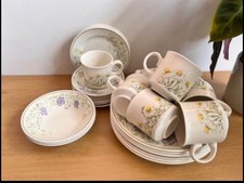 Dinner set for sale  READING