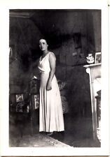 Portrait woman standing d'occasion  Expédié en Belgium