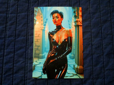 DESLUMBRANTE MODELO ASIÁTICA DE CABELOS CURTOS POSANDO-SEXY VESTIDO DE LÁTEX PRETO-FOTO DE DECOTE, usado comprar usado  Enviando para Brazil