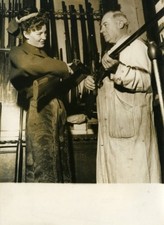 Usado, France Paris Gunsmith and Young Woman Hunter Buying Rifle Old Press Photo 1948 comprar usado  Enviando para Brazil
