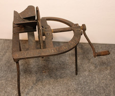 Tampo de mesa antigo raro 1863 mecânico pedra oliveira cereja ferro fundido 3 pernas comprar usado Tampo de mesa antigo raro 1863 mecânico pedra oliveira cereja ferro fundido 3 pernas comprar usado  Enviando para Brazil