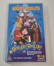 The Hooley Dooleys Roll Up! Roll Up! Vídeo VHS ABC 2001 assinado pelo elenco comprar usado  Enviando para Brazil