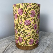 Usado, Tecido floral e abajur de madeira amarelo rosa e verde tecido floral cilíndrico comprar usado  Enviando para Brazil