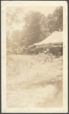 Tenda de evento no campo com carros e banner leilão país original? Instantâneo da década de 1920 comprar usado  Enviando para Brazil