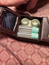 Estojo de armazenamento de lentes de contato de couro vintage Etienne Aigner com espelho comprar usado Estojo de armazenamento de lentes de contato de couro vintage Etienne Aigner com espelho comprar usado  Enviando para Brazil