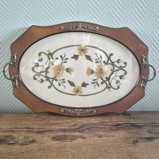 Bandeja de servir de madeira vintage com pano de linho bordado e alças de latão comprar usado  Enviando para Brazil