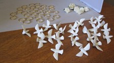 Usado, 60 enfeites de chuveiro de casamento cupcake anéis de ouro falso pombas brancas rosas de seda vintage comprar usado  Enviando para Brazil