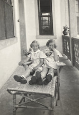 Cadeira de vime sentada para meninas da década de 1940 varanda rindo foto original P18zb12 comprar usado  Enviando para Brazil