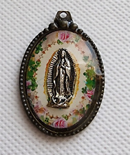 Dije medallón colgante medalla religiosa católica vintage de Nuestra Señora de Guadalupe segunda mano  Embacar hacia Argentina