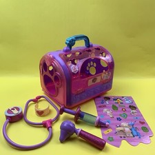LOTE DE BRINQUEDOS DOC MCSTUFFINS FINGIR BRINCAR ENFERMEIRA MÉDICO VETERINÁRIO TRANSPORTADOR DE ANIMAIS DE ESTIMAÇÃO FERRAMENTA MÉDICA, usado comprar usado  Enviando para Brazil