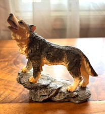 Estatueta de resina lobo uivante preto cinza estátua de lobo na rocha 5" de comprimento comprar usado  Enviando para Brazil